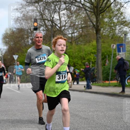 12.04.2026 - 45. Internationalen Wilhelmsburger Insellauf J. Mangold http://msf.ph/oto/9508730 12.04.2026 12:54:38 Ziel 5016, 3157, 5283, 3163, 4472, 5478, 5513, 5296, 4570, 3302, 2235, 3899, 3300, 5213, 3411, 4041, 5086, 5087, 4079, 4678, 3177 meine-sportfotos.de