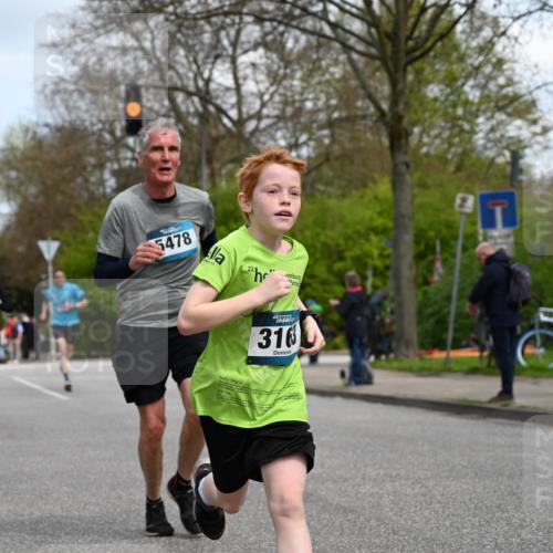 12.04.2026 - 45. Internationalen Wilhelmsburger Insellauf J. Mangold http://msf.ph/oto/9508731 12.04.2026 12:54:38 Ziel 5016, 3157, 5283, 3163, 4472, 5478, 5513, 5296, 4570, 3302, 2235, 3899, 3300, 5213, 3411, 4041, 5086, 5087, 4079, 4678, 3177 meine-sportfotos.de