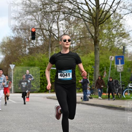 12.04.2026 - 45. Internationalen Wilhelmsburger Insellauf J. Mangold http://msf.ph/oto/9508768 12.04.2026 12:55:02 Ziel 5513, 5296, 4570, 3302, 2235, 3899, 3300, 5213, 3411, 4041, 5086, 5087, 4079, 4678, 3177, 5119, 2737, 2820, 5109, 5361, 4811 meine-sportfotos.de