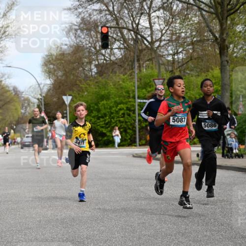 12.04.2026 - 45. Internationalen Wilhelmsburger Insellauf J. Mangold http://msf.ph/oto/9508793 12.04.2026 12:55:05 Ziel 5513, 5296, 4570, 3302, 2235, 3899, 3300, 5213, 3411, 4041, 5086, 5087, 4079, 4678, 3177, 5119, 2737, 2820, 5109, 5361, 4811, 4728 meine-sportfotos.de