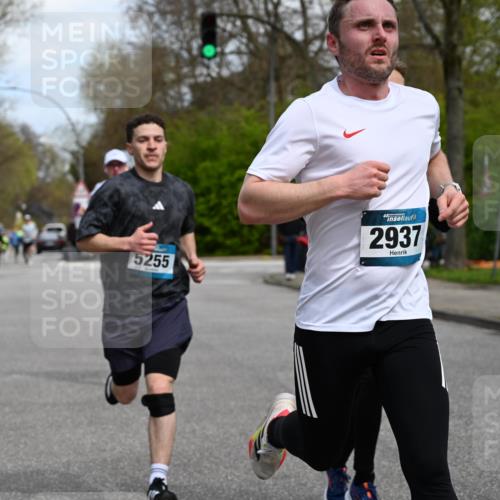 12.04.2026 - 45. Internationalen Wilhelmsburger Insellauf J. Mangold http://msf.ph/oto/9509000 12.04.2026 12:56:03 Ziel 5321, 4311, 2017, 2074, 5780, 5857, 2937, 5113, 5118, 3404, 2344, 5114, 5255, 4269, 3627, 5133, 5680, 4545, 5101, 4261, 4933, 5131, 5184, 5184, 5446, 4859, 5729, 5134, 3620, 4848, 5410, 4168, 4921, 4922 meine-sportfotos.de