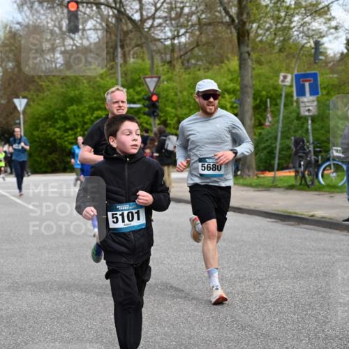 12.04.2026 - 45. Internationalen Wilhelmsburger Insellauf J. Mangold http://msf.ph/oto/9509039 12.04.2026 12:56:13 Ziel 5118, 3404, 2344, 5114, 5255, 4269, 3627, 5133, 5680, 4545, 5101, 4261, 4933, 5131, 5184, 5446, 4859, 5729, 5134, 3620, 4848, 5410, 4168, 4168, 4921, 4922, 4237, 5094, 4835, 5141, 5549, 5163 meine-sportfotos.de