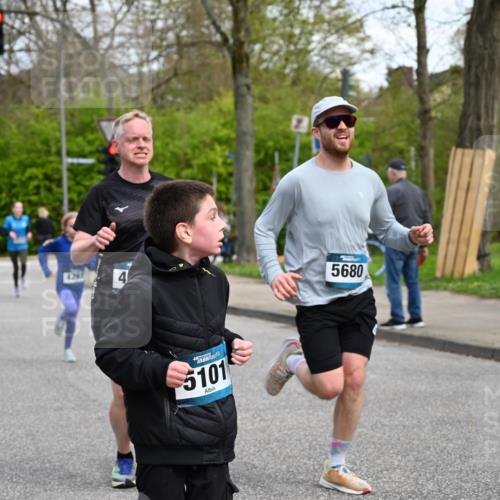 12.04.2026 - 45. Internationalen Wilhelmsburger Insellauf J. Mangold http://msf.ph/oto/9509044 12.04.2026 12:56:14 Ziel 5118, 3404, 2344, 5114, 5255, 4269, 3627, 5133, 5680, 4545, 5101, 4261, 4933, 5131, 5131, 5184, 5446, 4859, 5729, 5134, 3620, 4848, 5410, 4168, 4921, 4922, 4921, 4922, 4237, 5094, 4835, 5141, 5549, 5163 meine-sportfotos.de