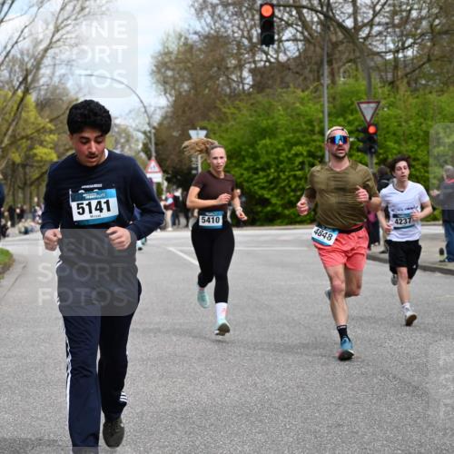 12.04.2026 - 45. Internationalen Wilhelmsburger Insellauf J. Mangold http://msf.ph/oto/9509126 12.04.2026 12:56:32 Ziel 4261, 4933, 5131, 5184, 5446, 4859, 5729, 5134, 3620, 4848, 5410, 4168, 4921, 4922, 4237, 5094, 4835, 5141, 5549, 5163, 5147, 3600, 2491, 3985, 4598, 3921, 5343, 3867, 5500, 5073, 5189, 3287, 4186, 4375 meine-sportfotos.de