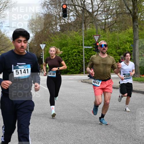 12.04.2026 - 45. Internationalen Wilhelmsburger Insellauf J. Mangold http://msf.ph/oto/9509131 12.04.2026 12:56:32 Ziel 4261, 4933, 5131, 5184, 5446, 4859, 5729, 5134, 3620, 4848, 5410, 4168, 4921, 4922, 4237, 5094, 4835, 5141, 5549, 5163, 5147, 3600, 2491, 3985, 4598, 3921, 5343, 3867, 5500, 5073, 5189, 3287, 4186, 4375 meine-sportfotos.de