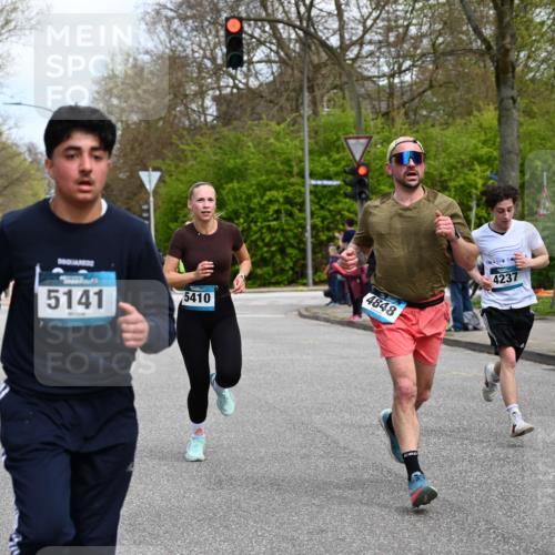 12.04.2026 - 45. Internationalen Wilhelmsburger Insellauf J. Mangold http://msf.ph/oto/9509133 12.04.2026 12:56:33 Ziel 4261, 4933, 5131, 5184, 5446, 4859, 5729, 5134, 3620, 4848, 5410, 4168, 4921, 4922, 4237, 5094, 4835, 5141, 5549, 5163, 5147, 3600, 2491, 3985, 3985, 4598, 3921, 5343, 3867, 5500, 5073, 5189, 3287, 4186, 4375 meine-sportfotos.de