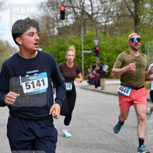 12.04.2026 - 45. Internationalen Wilhelmsburger Insellauf J. Mangold http://msf.ph/oto/9509137 12.04.2026 12:56:33 Ziel 4261, 4933, 5131, 5184, 5446, 4859, 5729, 5134, 3620, 4848, 5410, 4168, 4921, 4922, 4237, 5094, 4835, 5141, 5549, 5163, 5147, 3600, 2491, 3985, 3985, 4598, 3921, 5343, 3867, 5500, 5073, 5189, 3287, 4186, 4375 meine-sportfotos.de