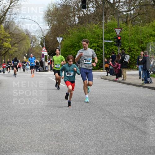 12.04.2026 - 45. Internationalen Wilhelmsburger Insellauf J. Mangold http://msf.ph/oto/9509144 12.04.2026 12:56:36 Ziel 4933, 5131, 5184, 5446, 4859, 5729, 5134, 3620, 4848, 5410, 4168, 4921, 4922, 4237, 5094, 4835, 5141, 5549, 5549, 5163, 5147, 3600, 2491, 3985, 4598, 3921, 5343, 3867, 5500, 5073, 5189, 3287, 4186, 4375, 3973 meine-sportfotos.de