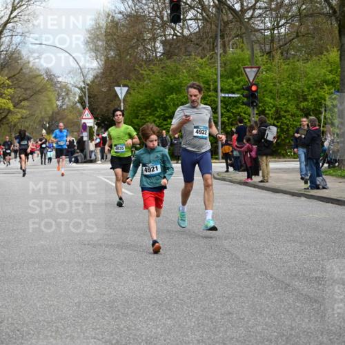 12.04.2026 - 45. Internationalen Wilhelmsburger Insellauf J. Mangold http://msf.ph/oto/9509146 12.04.2026 12:56:36 Ziel 4933, 5131, 5184, 5446, 4859, 5729, 5134, 3620, 4848, 5410, 4168, 4921, 4922, 4237, 5094, 4835, 5141, 5549, 5549, 5163, 5147, 3600, 2491, 3985, 4598, 3921, 5343, 3867, 5500, 5073, 5189, 3287, 4186, 4375, 3973 meine-sportfotos.de