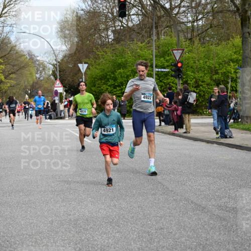 12.04.2026 - 45. Internationalen Wilhelmsburger Insellauf J. Mangold http://msf.ph/oto/9509147 12.04.2026 12:56:36 Ziel 4933, 5131, 5184, 5446, 4859, 5729, 5134, 3620, 4848, 5410, 4168, 4921, 4922, 4237, 5094, 4835, 5141, 5549, 5549, 5163, 5147, 3600, 2491, 3985, 4598, 3921, 5343, 3867, 5500, 5073, 5189, 3287, 4186, 4375, 3973 meine-sportfotos.de