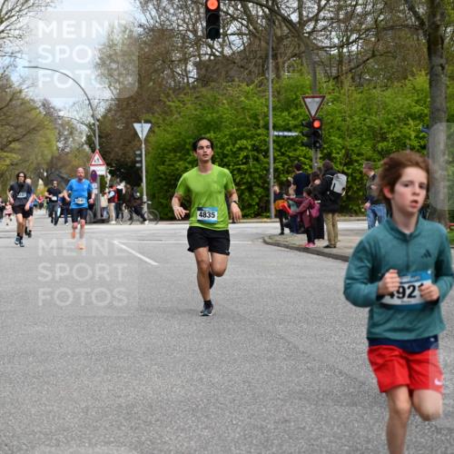 12.04.2026 - 45. Internationalen Wilhelmsburger Insellauf J. Mangold http://msf.ph/oto/9509157 12.04.2026 12:56:37 Ziel 5131, 5184, 5446, 4859, 5729, 5134, 3620, 4848, 5410, 4168, 4921, 4922, 4237, 5094, 4835, 5141, 5549, 5163, 5163, 5147, 3600, 2491, 3985, 4598, 3921, 5343, 3867, 5500, 5073, 5189, 3287, 4186, 4375, 3973, 4853 meine-sportfotos.de