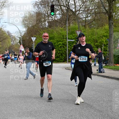 12.04.2026 - 45. Internationalen Wilhelmsburger Insellauf J. Mangold http://msf.ph/oto/9509209 12.04.2026 12:56:51 Ziel 4921, 4922, 4237, 5094, 4835, 5141, 5549, 5163, 5147, 3600, 2491, 3985, 4598, 3921, 5343, 3867, 3867, 5500, 5073, 5189, 3287, 4186, 4375, 3973, 4853, 4569, 2624, 2624, 5801, 4097, 5744, 4524, 4259, 5791, 5696, 4740, 4599 meine-sportfotos.de