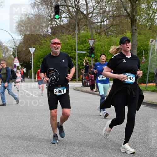 12.04.2026 - 45. Internationalen Wilhelmsburger Insellauf J. Mangold http://msf.ph/oto/9509212 12.04.2026 12:56:52 Ziel 4237, 5094, 4835, 5141, 5549, 5163, 5147, 3600, 2491, 3985, 4598, 3921, 5343, 3867, 5500, 5073, 5500, 5073, 5189, 3287, 4186, 4375, 3973, 4853, 4569, 2624, 5801, 4097, 5801, 4097, 5744, 4524, 4259, 5791, 5696, 4740, 4599, 5062, 4851, 5172, 4959 meine-sportfotos.de