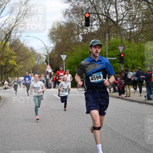 12.04.2026 - 45. Internationalen Wilhelmsburger Insellauf J. Mangold http://msf.ph/oto/9509393 12.04.2026 12:57:24 Ziel 4853, 4569, 2624, 5801, 4097, 5744, 4524, 4259, 5791, 5696, 4740, 4599, 5062, 4851, 5172, 4959, 5322, 5129, 3190, 5736, 3189, 5847, 3439, 5232, 5277, 3863, 4887, 4938, 3213, 2447, 5211, 4968, 2707, 5169 meine-sportfotos.de