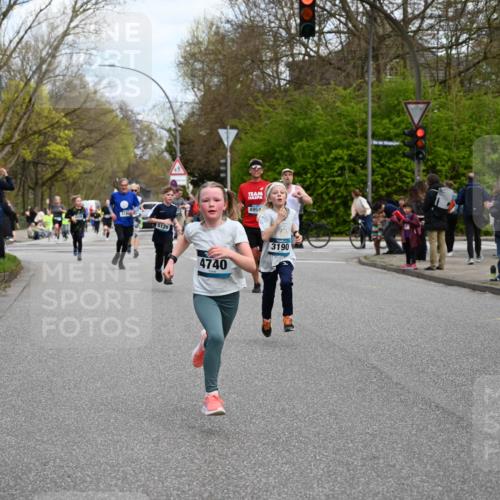 12.04.2026 - 45. Internationalen Wilhelmsburger Insellauf J. Mangold http://msf.ph/oto/9509402 12.04.2026 12:57:25 Ziel 4853, 4569, 2624, 5801, 4097, 5744, 4524, 4259, 5791, 5696, 4740, 4599, 5062, 4851, 5172, 4959, 5322, 5129, 3190, 5736, 3189, 5847, 3439, 5232, 5277, 3863, 4887, 4938, 3213, 2447, 2447, 5211, 4968, 2707, 5169 meine-sportfotos.de