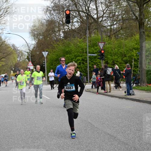 12.04.2026 - 45. Internationalen Wilhelmsburger Insellauf J. Mangold http://msf.ph/oto/9509501 12.04.2026 12:57:41 Ziel 5062, 4851, 5172, 4959, 5322, 5129, 3190, 5736, 3189, 5847, 3439, 5232, 5277, 3863, 4887, 4938, 3213, 2447, 5211, 4968, 2707, 5169, 5214, 4955, 3396, 5228, 5689, 2771, 5687, 2058, 3152, 4535, 5260, 2493, 2550, 3479 meine-sportfotos.de