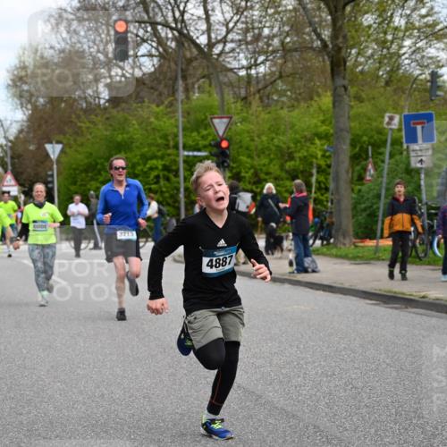 12.04.2026 - 45. Internationalen Wilhelmsburger Insellauf J. Mangold http://msf.ph/oto/9509506 12.04.2026 12:57:42 Ziel 5322, 5129, 3190, 5736, 3189, 5847, 3439, 5232, 5277, 3863, 4887, 4938, 3213, 2447, 5211, 4968, 2707, 5169, 5214, 4955, 3396, 3396, 5228, 5689, 2771, 5687, 2058, 3152, 4535, 5260, 2493, 2550, 3479 meine-sportfotos.de