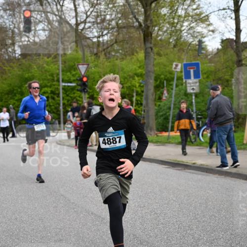 12.04.2026 - 45. Internationalen Wilhelmsburger Insellauf J. Mangold http://msf.ph/oto/9509509 12.04.2026 12:57:42 Ziel 5322, 5129, 3190, 5736, 3189, 5847, 3439, 5232, 5277, 3863, 4887, 4938, 3213, 2447, 5211, 4968, 2707, 5169, 5214, 4955, 3396, 3396, 5228, 5689, 2771, 5687, 2058, 3152, 4535, 5260, 2493, 2550, 3479 meine-sportfotos.de