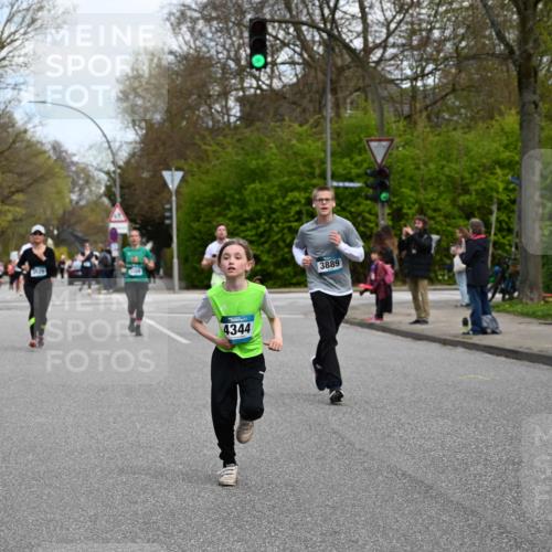 12.04.2026 - 45. Internationalen Wilhelmsburger Insellauf J. Mangold http://msf.ph/oto/9509709 12.04.2026 12:58:21 Ziel 5687, 2058, 3152, 4535, 5260, 2493, 2550, 3479, 4873, 4344, 3889, 3309, 5613, 3525, 5422, 3088, 3255, 5174, 5174, 5846, 3286, 3623, 4822, 2015, 3926 meine-sportfotos.de