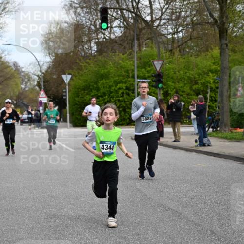 12.04.2026 - 45. Internationalen Wilhelmsburger Insellauf J. Mangold http://msf.ph/oto/9509712 12.04.2026 12:58:22 Ziel 2058, 3152, 4535, 5260, 2493, 2550, 3479, 4873, 4344, 3889, 3309, 5613, 3525, 5422, 3088, 3255, 5174, 5846, 5846, 3286, 3623, 4822, 2015, 3926 meine-sportfotos.de