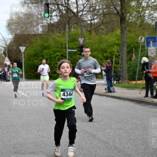 12.04.2026 - 45. Internationalen Wilhelmsburger Insellauf J. Mangold http://msf.ph/oto/9509718 12.04.2026 12:58:22 Ziel 2058, 3152, 4535, 5260, 2493, 2550, 3479, 4873, 4344, 3889, 3309, 5613, 3525, 5422, 3088, 3255, 5174, 5846, 5846, 3286, 3623, 4822, 2015, 3926 meine-sportfotos.de