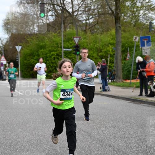 12.04.2026 - 45. Internationalen Wilhelmsburger Insellauf J. Mangold http://msf.ph/oto/9509719 12.04.2026 12:58:22 Ziel 2058, 3152, 4535, 5260, 2493, 2550, 3479, 4873, 4344, 3889, 3309, 5613, 3525, 5422, 3088, 3255, 5174, 5846, 5846, 3286, 3623, 4822, 2015, 3926 meine-sportfotos.de