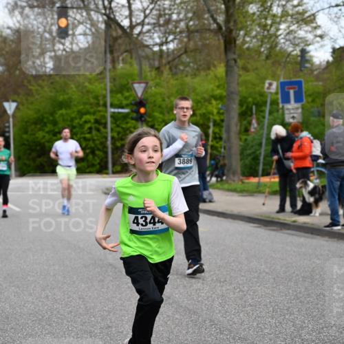 12.04.2026 - 45. Internationalen Wilhelmsburger Insellauf J. Mangold http://msf.ph/oto/9509722 12.04.2026 12:58:22 Ziel 2058, 3152, 4535, 5260, 2493, 2550, 3479, 4873, 4344, 3889, 3309, 5613, 3525, 5422, 3088, 3255, 5174, 5846, 5846, 3286, 3623, 4822, 2015, 3926 meine-sportfotos.de