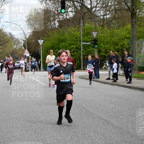 12.04.2026 - 45. Internationalen Wilhelmsburger Insellauf J. Mangold http://msf.ph/oto/9509965 12.04.2026 12:59:05 Ziel 2015, 3926, 3728, 4023, 2009, 4875, 5276, 3017, 5111, 5124, 5644, 5718, 2082, 4741, 5191, 4287, 5219, 2068, 3246, 4035, 5244, 4128, 4565, 5079, 4395, 4395, 4187, 5067, 2069, 4761, 5179, 3192, 5635, 4917, 4171, 4170, 5011, 4781, 4872, 4581, 5338, 5339, 2006, 4096, 5081, 4623 meine-sportfotos.de
