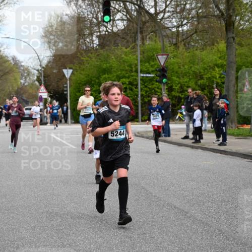 12.04.2026 - 45. Internationalen Wilhelmsburger Insellauf J. Mangold http://msf.ph/oto/9509966 12.04.2026 12:59:05 Ziel 2015, 3926, 3728, 4023, 2009, 4875, 5276, 3017, 5111, 5124, 5644, 5718, 2082, 4741, 5191, 4287, 5219, 2068, 3246, 4035, 5244, 4128, 4565, 5079, 4395, 4395, 4187, 5067, 2069, 4761, 5179, 3192, 5635, 4917, 4171, 4170, 5011, 4781, 4872, 4581, 5338, 5339, 2006, 4096, 5081, 4623 meine-sportfotos.de