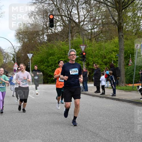 12.04.2026 - 45. Internationalen Wilhelmsburger Insellauf J. Mangold http://msf.ph/oto/9510024 12.04.2026 12:59:16 Ziel 3017, 5111, 5124, 5644, 5718, 2082, 4741, 5191, 4287, 5219, 2068, 3246, 4035, 5244, 4128, 4565, 5079, 4395, 4187, 5067, 2069, 4761, 5179, 3192, 5635, 4917, 4171, 4170, 5011, 4781, 4872, 4581, 5338, 5339, 2006, 4096, 5081, 4623, 4620, 3999, 5183, 5863, 5550, 5074, 5467 meine-sportfotos.de