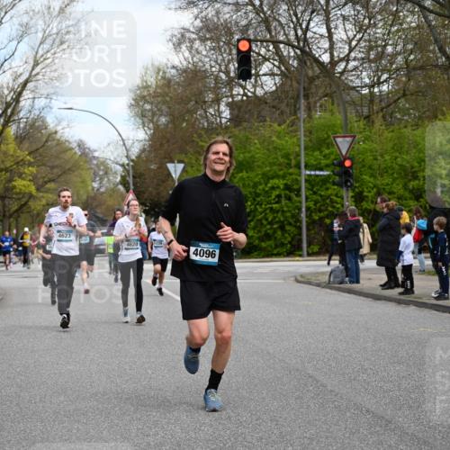 12.04.2026 - 45. Internationalen Wilhelmsburger Insellauf J. Mangold http://msf.ph/oto/9510069 12.04.2026 12:59:24 Ziel 5244, 4128, 4565, 5079, 4395, 4187, 5067, 2069, 4761, 5179, 3192, 5635, 4917, 4171, 4170, 5011, 4781, 4872, 4581, 5338, 5339, 2006, 4096, 5081, 4623, 4620, 3999, 5183, 5863, 5863, 5550, 5074, 5467, 3972, 2984, 2063, 2735, 5657, 4782, 2117 meine-sportfotos.de