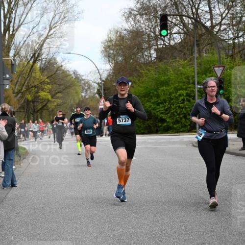 12.04.2026 - 45. Internationalen Wilhelmsburger Insellauf J. Mangold http://msf.ph/oto/9510466 12.04.2026 13:00:34 Ziel 4410, 3378, 5012, 2303, 4997, 4397, 5854, 5737, 5412, 4826, 3136, 4098, 4468, 2964, 5311, 4707, 4696, 5777, 3166, 4702, 4407, 4827, 4622, 5799, 4537, 4538, 4830, 4354, 4772, 4355, 5106, 4332, 5765, 4944, 4546 meine-sportfotos.de