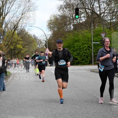 12.04.2026 - 45. Internationalen Wilhelmsburger Insellauf J. Mangold http://msf.ph/oto/9510469 12.04.2026 13:00:34 Ziel 4410, 3378, 5012, 2303, 4997, 4397, 5854, 5737, 5412, 4826, 3136, 4098, 4468, 2964, 5311, 4707, 4696, 5777, 3166, 4702, 4407, 4827, 4622, 5799, 4537, 4538, 4830, 4354, 4772, 4355, 5106, 4332, 5765, 4944, 4546 meine-sportfotos.de