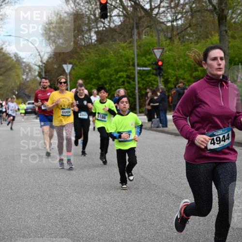 12.04.2026 - 45. Internationalen Wilhelmsburger Insellauf J. Mangold http://msf.ph/oto/9510703 12.04.2026 13:01:03 Ziel 4707, 4696, 5777, 3166, 4702, 4407, 4827, 4622, 5799, 4537, 4538, 4830, 4354, 4772, 4355, 5106, 4332, 5765, 4944, 4546, 5485, 4625, 4637, 3436, 3437, 2578, 4937, 5135, 5135, 5186, 4765, 5167, 4869, 5636, 3954, 5182, 4778, 5692, 4644, 4925, 5351, 5140, 4965, 3154, 4754, 4890, 4888, 4889, 5349, 3726, 5679, 5472, 5807, 5782, 4666, 5781, 5796, 2675 meine-sportfotos.de