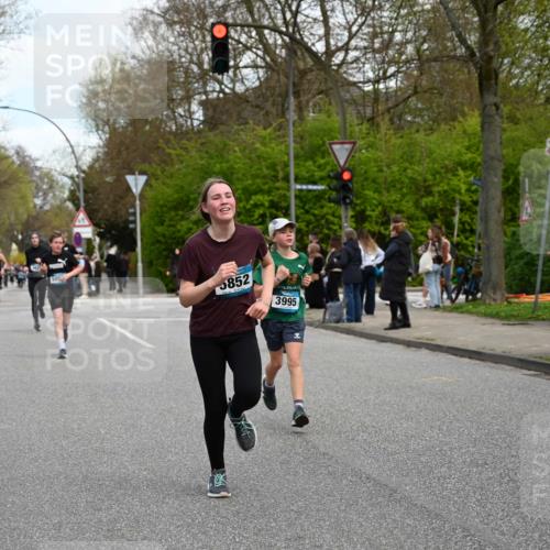 12.04.2026 - 45. Internationalen Wilhelmsburger Insellauf J. Mangold http://msf.ph/oto/9510908 12.04.2026 13:01:35 Ziel 5692, 4644, 4925, 5351, 5140, 4965, 3154, 4754, 4890, 4888, 4889, 5349, 3726, 5679, 5472, 5807, 5782, 4666, 5781, 5796, 2675, 2736, 3995, 5188, 5852, 3626, 5409, 5059, 2083, 5176, 4423, 4423, 2185, 5100, 4422, 2733, 4433, 2738, 3129 meine-sportfotos.de