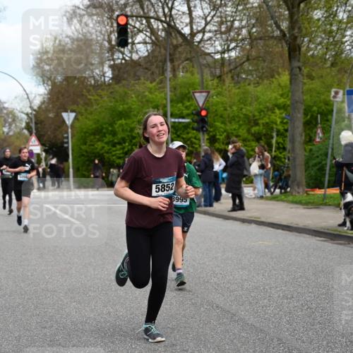12.04.2026 - 45. Internationalen Wilhelmsburger Insellauf J. Mangold http://msf.ph/oto/9510912 12.04.2026 13:01:35 Ziel 5692, 4644, 4925, 5351, 5140, 4965, 3154, 4754, 4890, 4888, 4889, 5349, 3726, 5679, 5472, 5807, 5782, 4666, 5781, 5796, 2675, 2736, 3995, 5188, 5852, 3626, 5409, 5059, 2083, 5176, 4423, 4423, 2185, 5100, 4422, 2733, 4433, 2738, 3129 meine-sportfotos.de