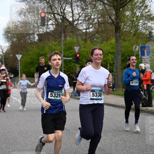 12.04.2026 - 45. Internationalen Wilhelmsburger Insellauf J. Mangold http://msf.ph/oto/9511298 12.04.2026 13:02:35 Ziel 5068, 3858, 3859, 4525, 4072, 2086, 5827, 4310, 4308, 5165, 4584, 5123, 5177, 5178, 5658, 4235, 3128, 5175, 3510, 4618, 4617, 4990, 3170, 4719, 4854, 3761, 4253, 5022, 4239, 3618, 3784, 5329, 5330, 4099, 4576, 4100, 2023, 5091, 5072, 5061, 4858, 5730, 4760, 5197, 5077, 5151, 4805, 4797, 4123, 4650, 5162, 4816, 3454, 3062, 4523, 2704, 4413, 5428, 2938, 5116, 4267, 2939, 5138, 3489, 5683 meine-sportfotos.de