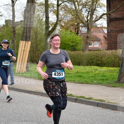 12.04.2026 - 45. Internationalen Wilhelmsburger Insellauf J. Mangold http://msf.ph/oto/9511736 12.04.2026 13:03:57 Ziel 5662, 5252, 4032, 4345, 2369, 3768, 5155, 4226, 5250, 4247, 2715, 4260, 3034, 5469, 2128, 5667, 2089, 3870, 5193, 2307, 5257, 4647, 5565, 4600, 5474, 4653, 5420, 5599, 5620, 4951, 4115, 4351, 4125, 4125, 5248, 5064, 4048, 5423, 5066, 5458, 5728 meine-sportfotos.de