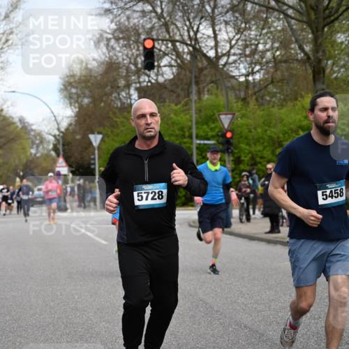 12.04.2026 - 45. Internationalen Wilhelmsburger Insellauf J. Mangold http://msf.ph/oto/9511821 12.04.2026 13:04:10 Ziel 2715, 4260, 3034, 5469, 2128, 5667, 2089, 3870, 5193, 2307, 5257, 4647, 5565, 4600, 5474, 4653, 5420, 5599, 5620, 4951, 4115, 4351, 4125, 5248, 5064, 4048, 5423, 5066, 5458, 5728, 5724, 2798, 5088, 5864, 3964, 2891, 4314, 5096, 5808, 5477 meine-sportfotos.de