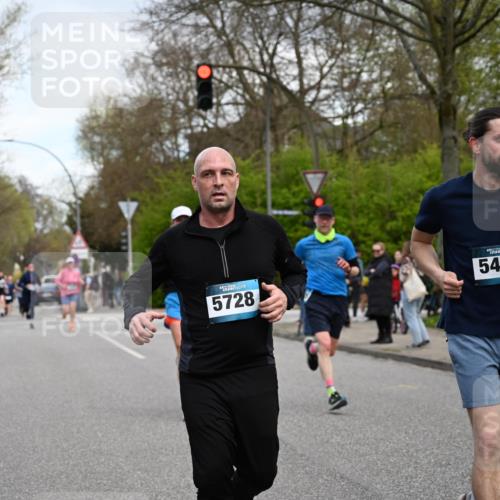 12.04.2026 - 45. Internationalen Wilhelmsburger Insellauf J. Mangold http://msf.ph/oto/9511824 12.04.2026 13:04:10 Ziel 2715, 4260, 3034, 5469, 2128, 5667, 2089, 3870, 5193, 2307, 5257, 4647, 5565, 4600, 5474, 4653, 5420, 5599, 5620, 4951, 4115, 4351, 4125, 5248, 5064, 4048, 5423, 5066, 5458, 5728, 5724, 2798, 5088, 5864, 3964, 2891, 4314, 5096, 5808, 5477 meine-sportfotos.de