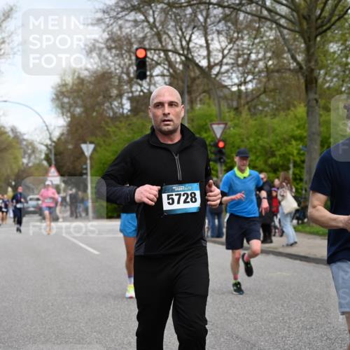 12.04.2026 - 45. Internationalen Wilhelmsburger Insellauf J. Mangold http://msf.ph/oto/9511826 12.04.2026 13:04:10 Ziel 2715, 4260, 3034, 5469, 2128, 5667, 2089, 3870, 5193, 2307, 5257, 4647, 5565, 4600, 5474, 4653, 5420, 5599, 5620, 4951, 4115, 4351, 4125, 5248, 5064, 4048, 5423, 5066, 5458, 5728, 5724, 2798, 5088, 5864, 3964, 2891, 4314, 5096, 5808, 5477 meine-sportfotos.de