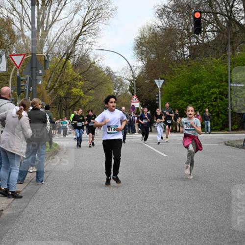 12.04.2026 - 45. Internationalen Wilhelmsburger Insellauf J. Mangold http://msf.ph/oto/9511890 12.04.2026 13:04:31 Ziel 4351, 4125, 5248, 5064, 4048, 5423, 5066, 5458, 5728, 5724, 2798, 5088, 5864, 3964, 2891, 4314, 5096, 5808, 5477, 3068, 5144, 5002, 5427, 5427, 4610, 5128, 5098, 5235, 5234, 5504, 2139, 3001, 2443, 5862, 5110, 4892 meine-sportfotos.de