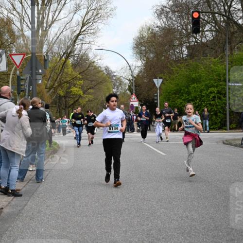 12.04.2026 - 45. Internationalen Wilhelmsburger Insellauf J. Mangold http://msf.ph/oto/9511891 12.04.2026 13:04:31 Ziel 4351, 4125, 5248, 5064, 4048, 5423, 5066, 5458, 5728, 5724, 2798, 5088, 5864, 3964, 2891, 4314, 5096, 5808, 5477, 3068, 5144, 5002, 5427, 5427, 4610, 5128, 5098, 5235, 5234, 5504, 2139, 3001, 2443, 5862, 5110, 4892 meine-sportfotos.de