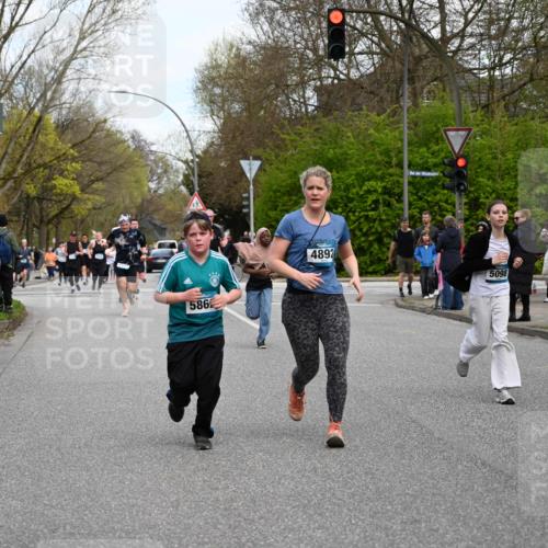12.04.2026 - 45. Internationalen Wilhelmsburger Insellauf J. Mangold http://msf.ph/oto/9511996 12.04.2026 13:04:48 Ziel 5724, 2798, 5088, 5864, 3964, 2891, 4314, 5096, 5808, 5477, 3068, 5144, 5002, 5427, 4610, 5128, 5098, 5235, 5234, 5504, 2139, 3001, 2443, 5862, 5110, 4892, 5752, 3817, 5580, 2433, 5102, 5295, 3025, 3030, 5476, 4105, 3934 meine-sportfotos.de