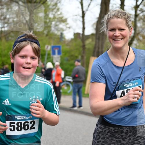 12.04.2026 - 45. Internationalen Wilhelmsburger Insellauf J. Mangold http://msf.ph/oto/9512012 12.04.2026 13:04:51 Ziel 5088, 5864, 3964, 2891, 4314, 5096, 5808, 5477, 3068, 5144, 5002, 5427, 4610, 5128, 5098, 5235, 5234, 5504, 2139, 3001, 2443, 3001, 2443, 5862, 5110, 4892, 5752, 3817, 5580, 5580, 2433, 5102, 5295, 3025, 3030, 5476, 4105, 3934, 5597, 5249 meine-sportfotos.de