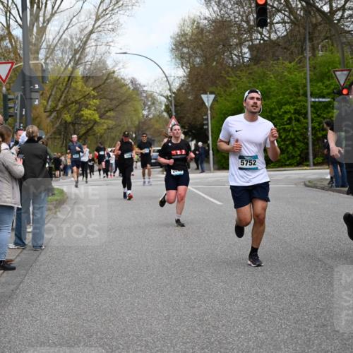 12.04.2026 - 45. Internationalen Wilhelmsburger Insellauf J. Mangold http://msf.ph/oto/9512036 12.04.2026 13:04:55 Ziel 5864, 3964, 2891, 4314, 5096, 5808, 5477, 3068, 5144, 5002, 5427, 4610, 5128, 5098, 5235, 5234, 5504, 2139, 3001, 2443, 5862, 5110, 4892, 5752, 3817, 5580, 2433, 5102, 5295, 3025, 3030, 5476, 4105, 3934, 5597, 5249, 5263, 5414 meine-sportfotos.de
