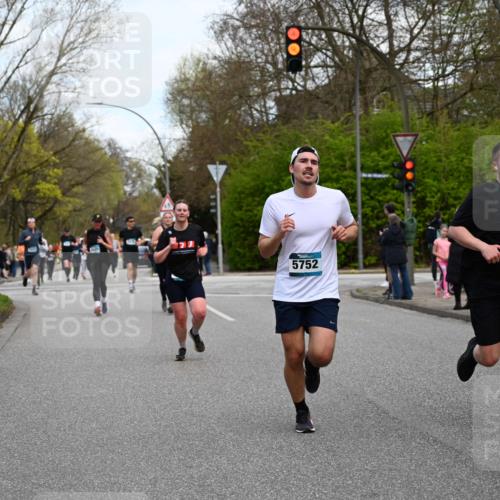 12.04.2026 - 45. Internationalen Wilhelmsburger Insellauf J. Mangold http://msf.ph/oto/9512041 12.04.2026 13:04:55 Ziel 5864, 3964, 2891, 4314, 5096, 5808, 5477, 3068, 5144, 5002, 5427, 4610, 5128, 5098, 5235, 5234, 5504, 2139, 3001, 2443, 5862, 5110, 4892, 5752, 3817, 5580, 2433, 5102, 5295, 3025, 3030, 5476, 4105, 3934, 5597, 5249, 5263, 5414 meine-sportfotos.de