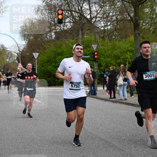 12.04.2026 - 45. Internationalen Wilhelmsburger Insellauf J. Mangold http://msf.ph/oto/9512045 12.04.2026 13:04:56 Ziel 5864, 3964, 2891, 4314, 5096, 5808, 5477, 3068, 5144, 5002, 5427, 4610, 5128, 5098, 5235, 5234, 5504, 2139, 3001, 2443, 5862, 5110, 4892, 5752, 5752, 3817, 5580, 2433, 5102, 5295, 3025, 3030, 3025, 3030, 5476, 4105, 3934, 5597, 5249, 5263, 5414, 4126 meine-sportfotos.de