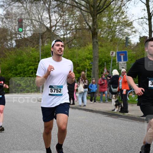 12.04.2026 - 45. Internationalen Wilhelmsburger Insellauf J. Mangold http://msf.ph/oto/9512051 12.04.2026 13:04:56 Ziel 5864, 3964, 2891, 4314, 5096, 5808, 5477, 3068, 5144, 5002, 5427, 4610, 5128, 5098, 5235, 5234, 5504, 2139, 3001, 2443, 5862, 5110, 4892, 5752, 5752, 3817, 5580, 2433, 5102, 5295, 3025, 3030, 3025, 3030, 5476, 4105, 3934, 5597, 5249, 5263, 5414, 4126 meine-sportfotos.de