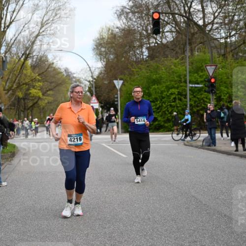 12.04.2026 - 45. Internationalen Wilhelmsburger Insellauf J. Mangold http://msf.ph/oto/9512165 12.04.2026 13:05:16 Ziel 3001, 2443, 5862, 5110, 4892, 5752, 3817, 5580, 2433, 5102, 5295, 3025, 3030, 5476, 4105, 3934, 5597, 5249, 5263, 5263, 5414, 4126, 3782, 3164, 4452, 4775, 5486, 4619, 3316, 3316, 4219, 5848 meine-sportfotos.de